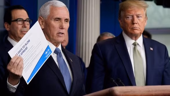 Phó tổng thống Mỹ Mike Pence đứng cạnh Tổng thống Mỹ Donald Trump trong một cuộc họp báo ở Nhà Trắng - Ảnh: GETTY