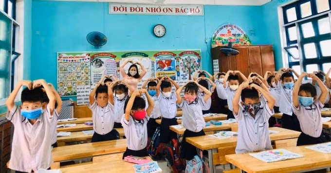 Quy định giãn cách, đeo khẩu trang trong lớp học đã được bãi bỏ (ảnh minh họa - TL).