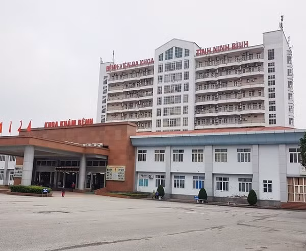 Bệnh viện Đa khoa tỉnh Ninh Bình nơi đang điều trị cho bệnh nhân số 166. Ảnh TL.