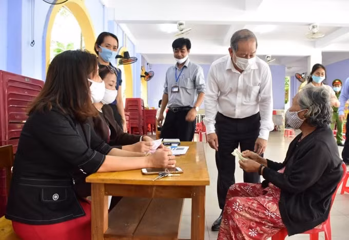 chủ tịch UBND tỉnh Thừa Thiên Huế chỉ đạo việc thực hiện chi trả tiền hỗ trợ người dung gặp khó khăn trong dịch Covid-19.