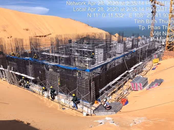 Công trường Apec Mandala Wyndham Mũi Né thi công ngày đêm, đảm bảo tiến độ xây dựng.