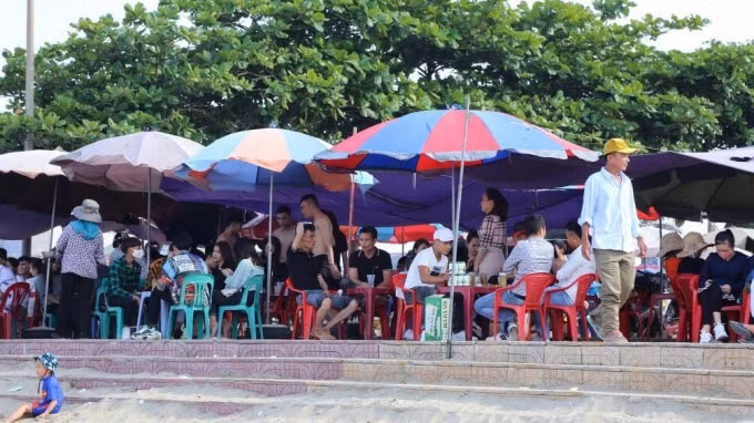 Hàng quán đông nghịt khách ăn uống. Ảnh: BGT