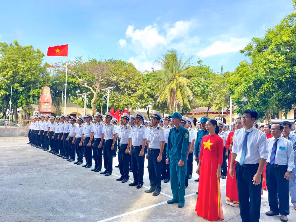 Cán bộ, chiến sĩ và Nhân dân đảo Sinh Tồn tham dự lễ khai mạc bâu