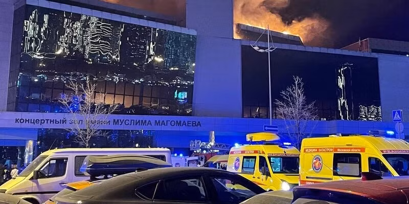 Khói bốc lên từ nhà hát Crocus City Hall khi những cứu trợ đến hiện trường