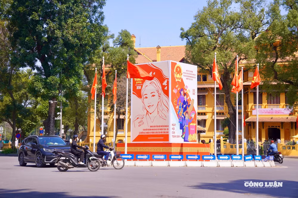 Các con phố trên địa bàn Thủ đô đang được trang trí rực rỡ cờ hoa, pano chuẩn bị cho ngày bầu cử Quốc hội và Hội đồng Nhân dân nhiệm kỳ 2026-2031.