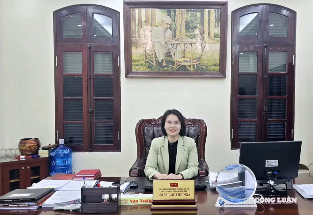 Bà Bùi Thị Quỳnh Nga, Phó Bí thư thường trực Đảng ủy, Chủ tịch HĐND phường Quảng Yên thông tin cho phóng viên về kết quả ngày bầu cử (15/3) trên địa bàn phường