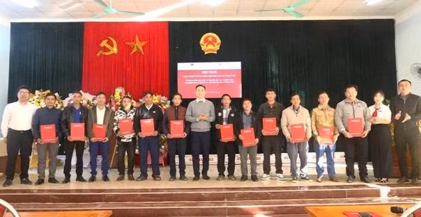 Agribank Chi nhánh Trạm Tấu tổ chức hội nghị trao quyết định bổ nhiệm 15 tổ trưởng tổ vay vốn.