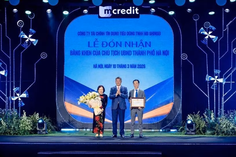 Ủy viên Ban Thường vụ Thành ủy, Phó Chủ tịch UBND TP. Hà Nội Nguyễn Mạnh Quyền tặng Bằng khen của Chủ tịch UBND TP. Hà Nội cho Ban lãnh đạo Mcredit.