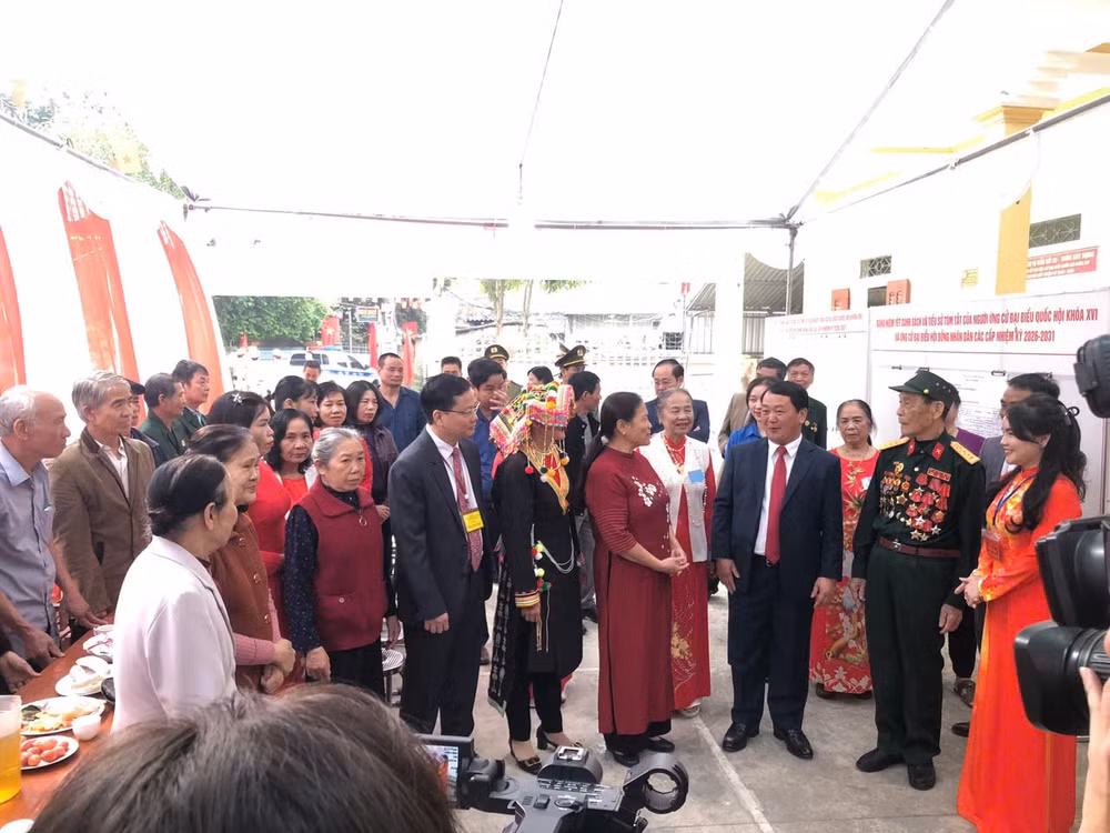 Đồng chí Hầu A Lềnh KT bỏ phiếu tại thôn Xây Dựng
