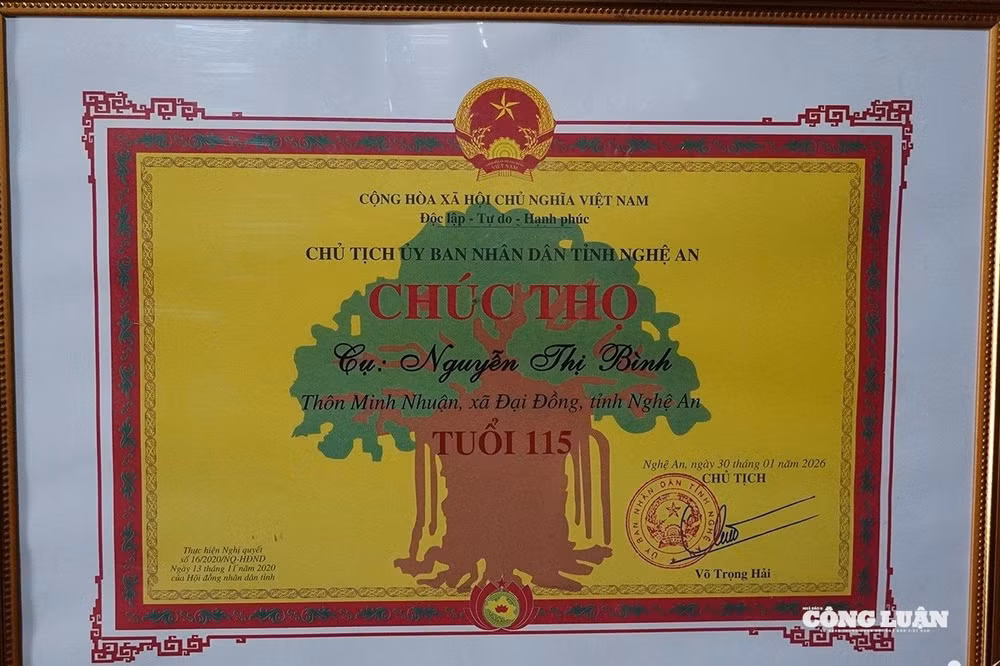 Chủ tịch UBND tỉnh Nghệ An chúc thọ cụ Nguyễn Thị Bình tuổi 115