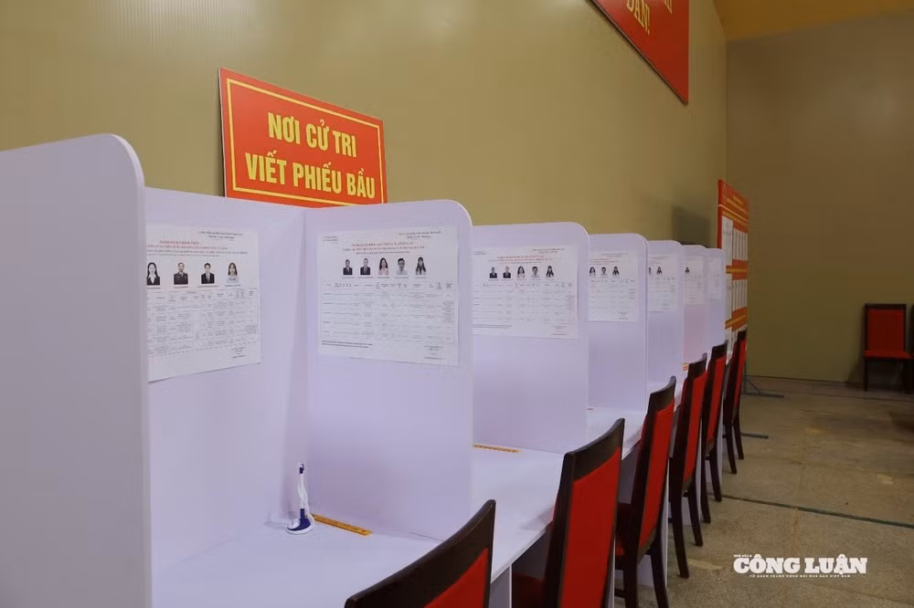 Các bàn viết phiếu bầu cử được che chắn theo quy định, không để lộ thông tin về lựa chọn đại biểu.