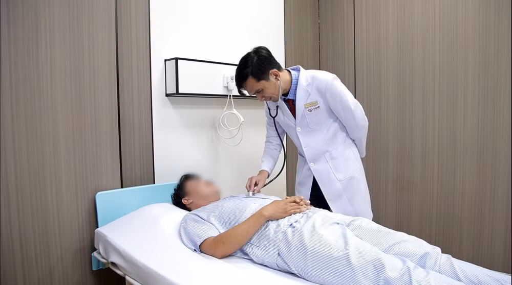 BS.CKI Trần Quỳnh An thăm khám cho bệnh nhân đã hồi phục sau khi đặt stent mạch vành