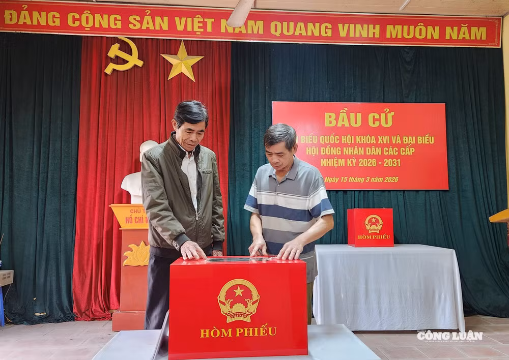 Ông Nguyễn Văn Kinh (áo kẻ) cùng hội cựu chiến binh khu 5 chuẩn bị cho công tác bầu cử - Ảnh: Phùng Thọ