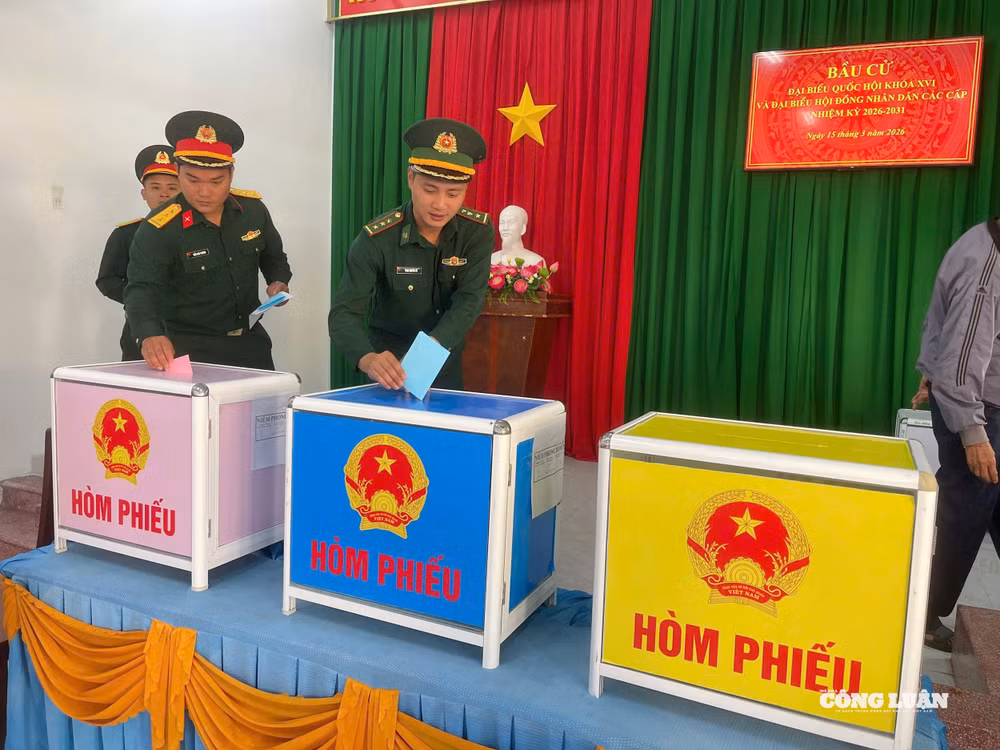 Chiến sĩ Quân hàm xanh nơi đảo tiền tiêu xã Nhơn Châu tiến hành bỏ phiếu