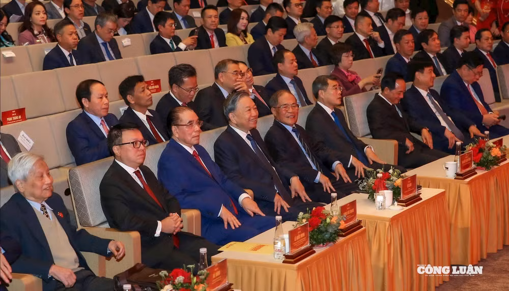 Tổng Bí thư Tô Lâm cùng các đồng chí lãnh đạo Đảng, Nhà nước và đông đảo đại biểu dự Lễ kỷ niệm.