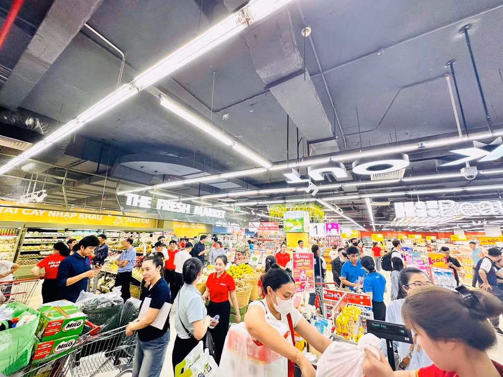 Tấp nập khách mua sắm tại siêu thị WinMart