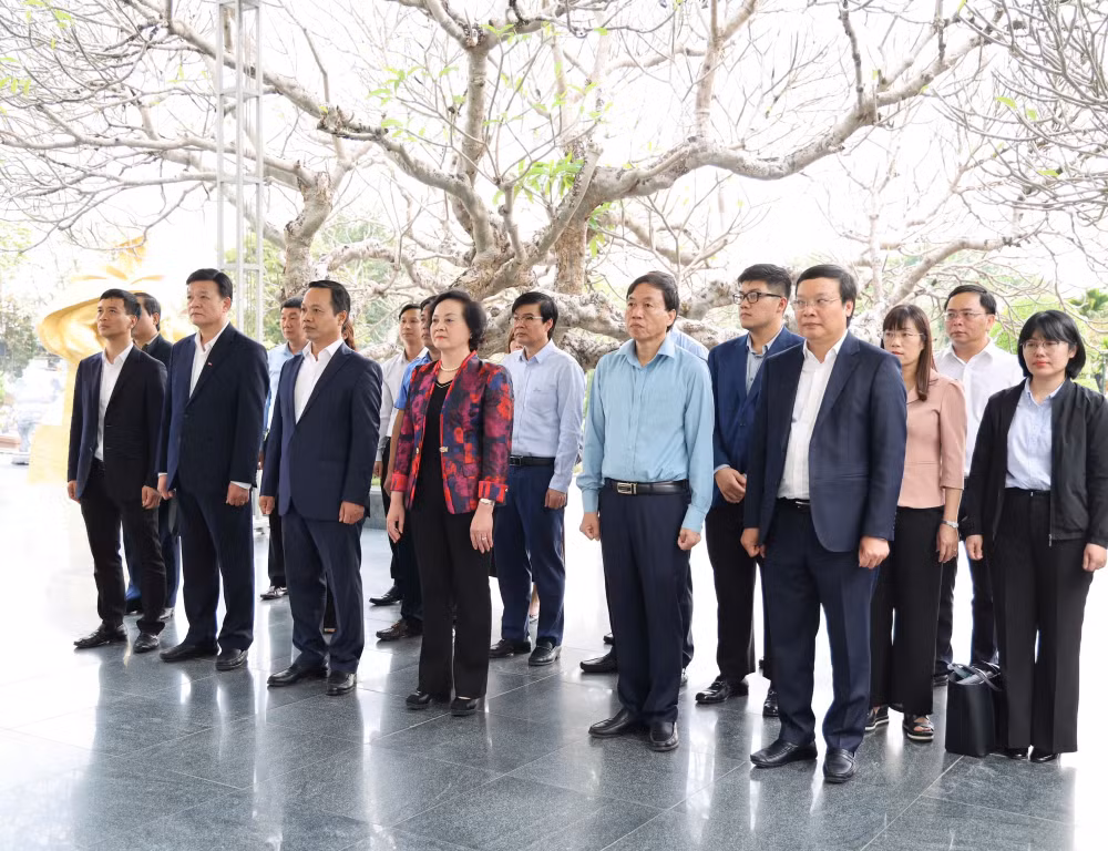 Phó Thủ tướng Phạm Thị Thanh Trà dâng hương tưởng niệm Chủ tịch Hồ Chí Minh và các Anh hùng, liệt sĩ tại Điện Biên- Ảnh 2.