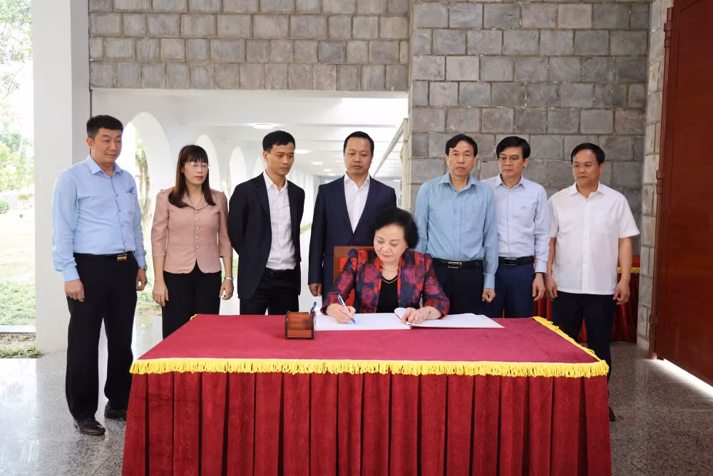 Phó Thủ tướng Phạm Thị Thanh Trà dâng hương tưởng niệm Chủ tịch Hồ Chí Minh và các Anh hùng, liệt sĩ tại Điện Biên- Ảnh 5.
