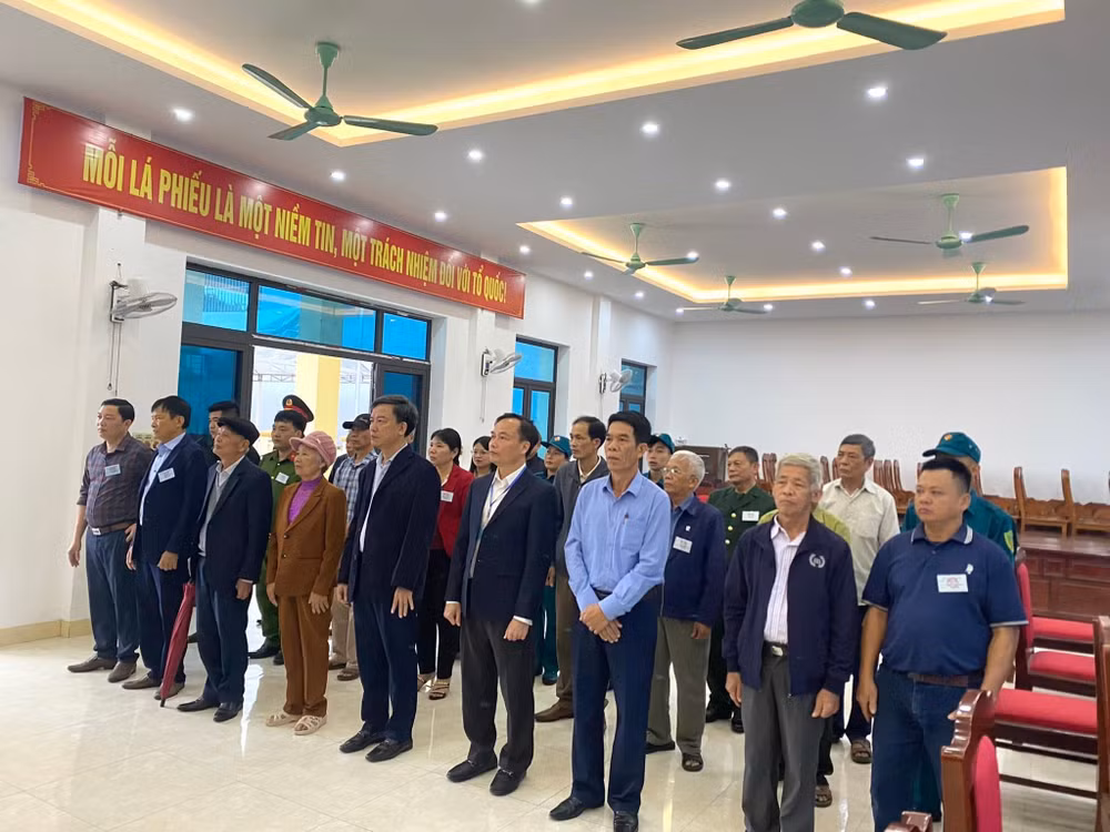 Hội trường thực hiện nghi thức chào cờ