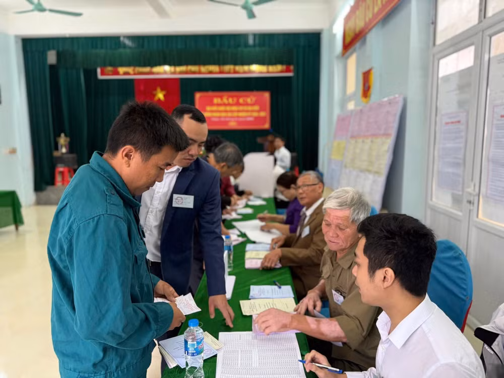 Các cử tri đến bàn nhận phiếu