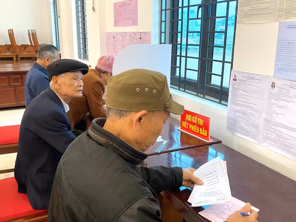 Cử tri thực hiện lựa chọn ứng cử viên