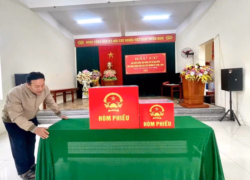 Cán bộ kiểm tra lại các chi tiết trước giờ khai mạc