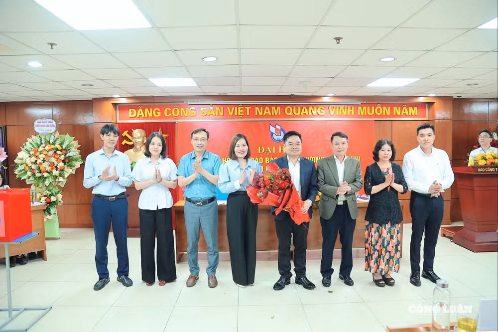 Ông Nguyễn Đức Lợi (thứ 3 từ phải qua), Phó Chủ tịch Thường trực Hội Nhà báo Việt Nam tặng hoa chúc mừng thành công của Đại hội Liên Chi hội Nhà báo Báo Công Thương lần thứ III, nhiệm kỳ 2026 - 2031.