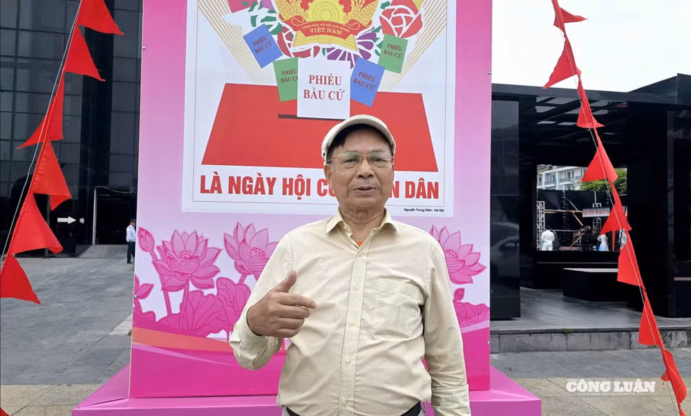 Cử tri cao tuổi phường Hạ Long chia sẻ cảm xúc trong ngày bầu cử.