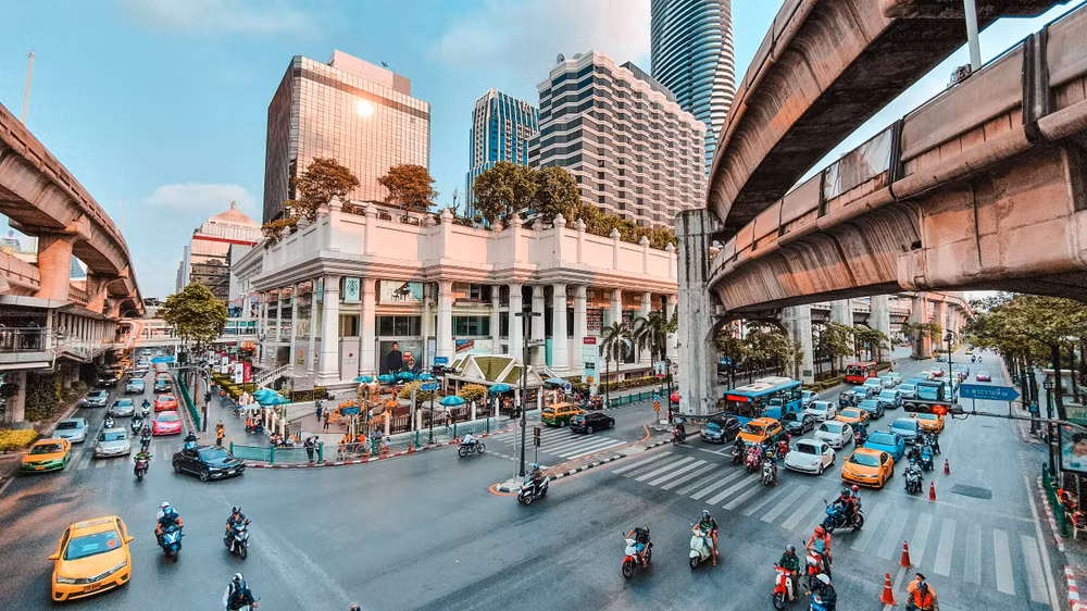 Xe ô tô đậu bên lề đường gần các tòa nhà vào ban ngày.
