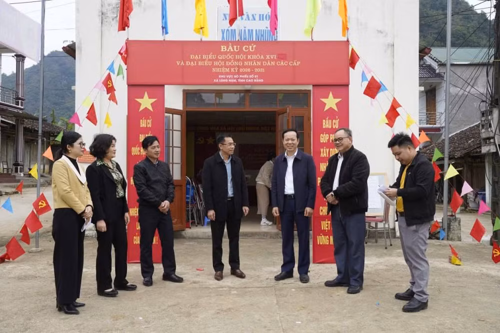 160569_dong_chi_vu_dinh_quang_uy_vien_ban_thuong_vu_tinh_uy_pho_chu_tich_thuong_truc_ubnd_tinh_da_di_kiem_tra_cong_tac_chuan_bi_bau_cu_khu_vuc_so_1_tai_xa_na_18014311.jpg