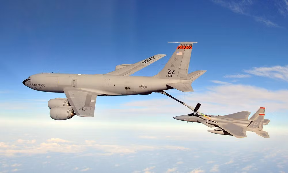 1920px-f-15c_eagle_from_the_67th_fighter_squadron_at_kadena_ab_is_refueled_by_a_kc-135r_stratotanker_from_the_909th_air_refueling_squadron_.jpg