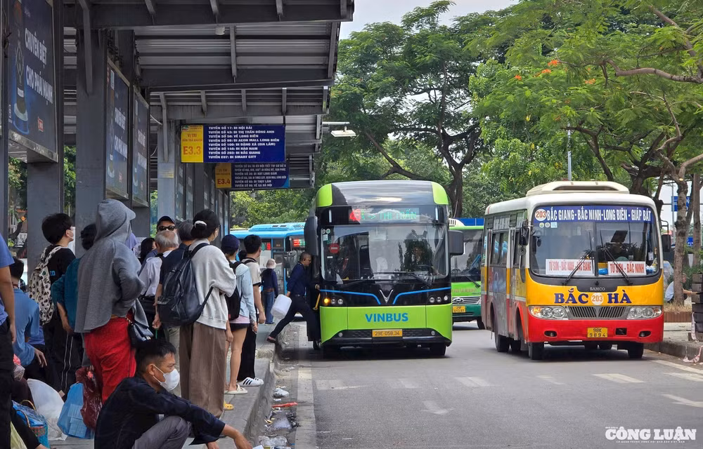 Ảnh 2.Chuyển đổi phương tiện giao thông xanh, thân thiện môi trường là giải pháp căn cơ cho hoạt động vận tải đường bộ.