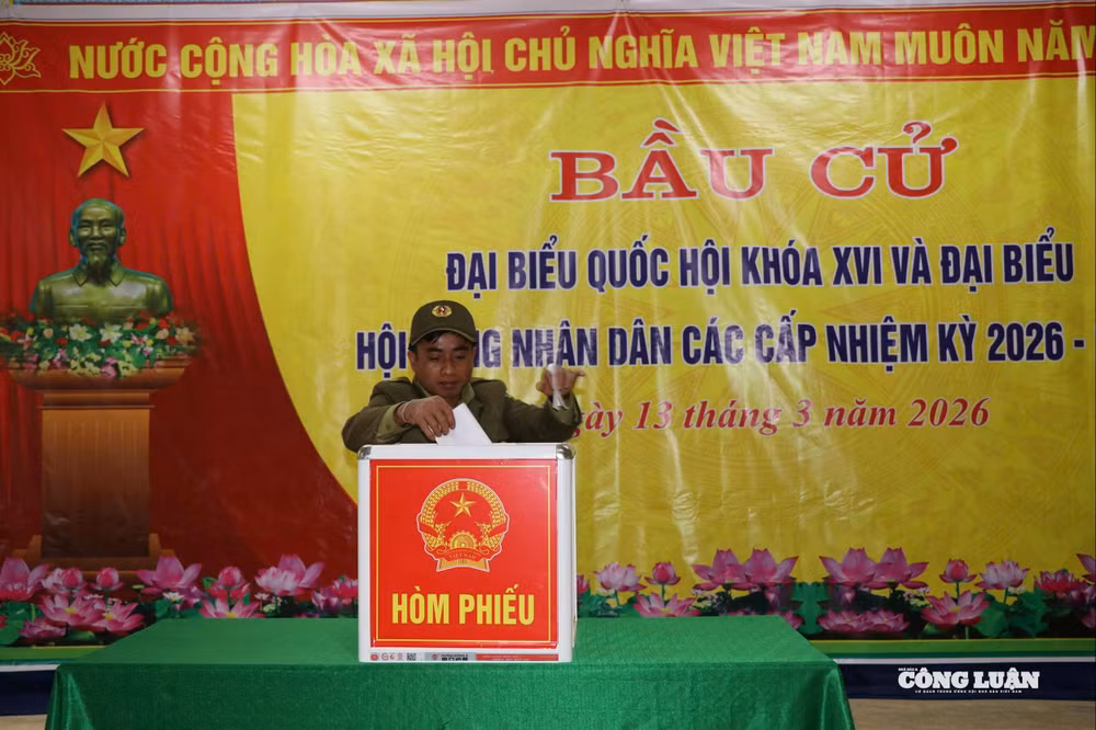 Cử tri Khơ mú tự tay bỏ lá phiếu của mình