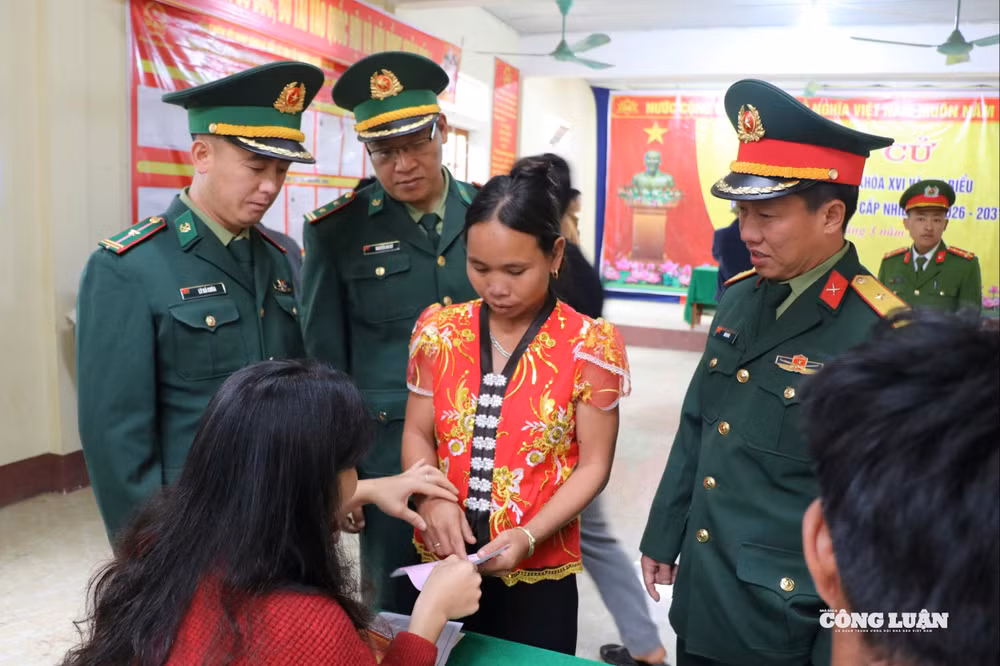 Cán bộ hướng dẫn quy trình bầu cử, quyền và trách nhiệm của cử tri trước mỗi lá phiếu.