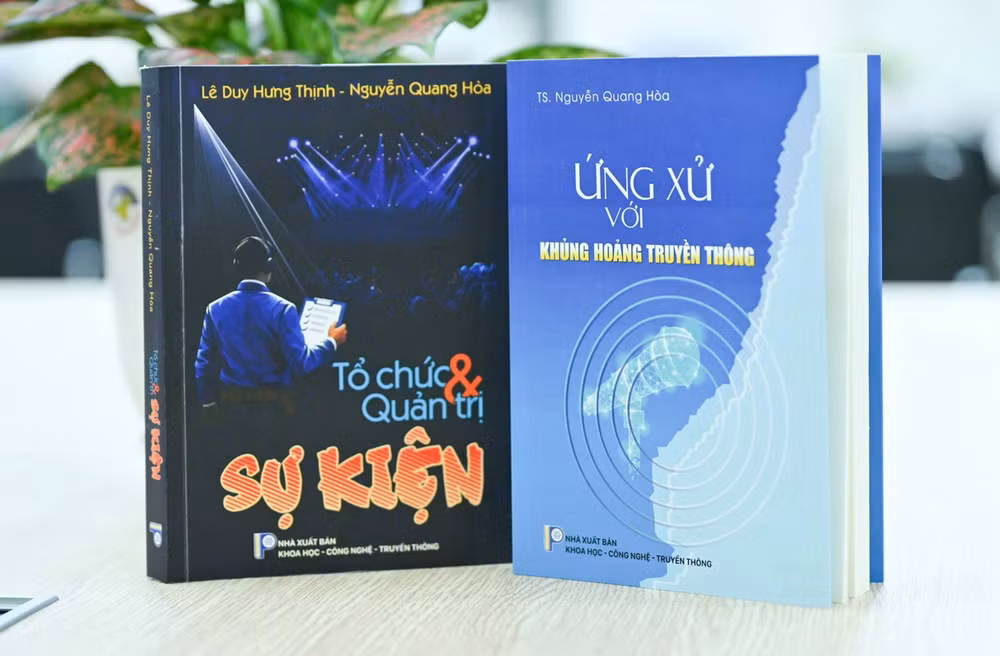 Hai cuốn sách đầy ắp chiều sâu học thuật và hơi thở cuộc sống. Ảnh: Hương Giang
