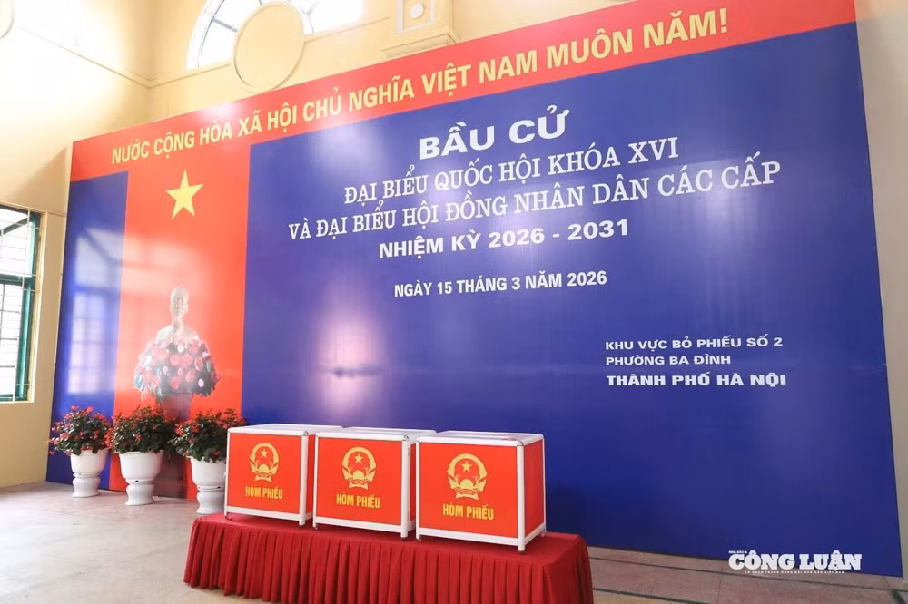 Không gian bên trong khu vực bỏ phiếu được sắp xếp trang nghiêm, khoa học, gọn gàng.