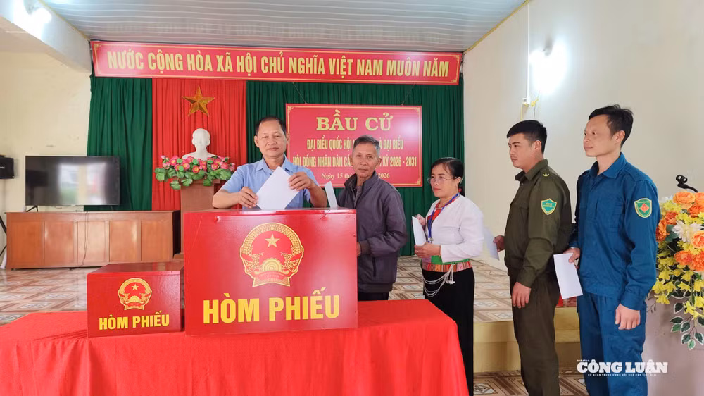 Cử tri bày tỏ niềm vui, phấn khởi khi được tham gia ngày hội lớn của toàn dân.