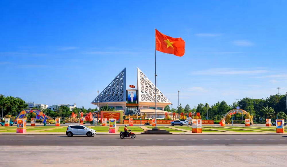 Quảng trường – Bảo tàng trung tâm phường Phan Rang - Đông Hải được trang hoàng trực quan sinh động, chào mừng ngày bầu cử.