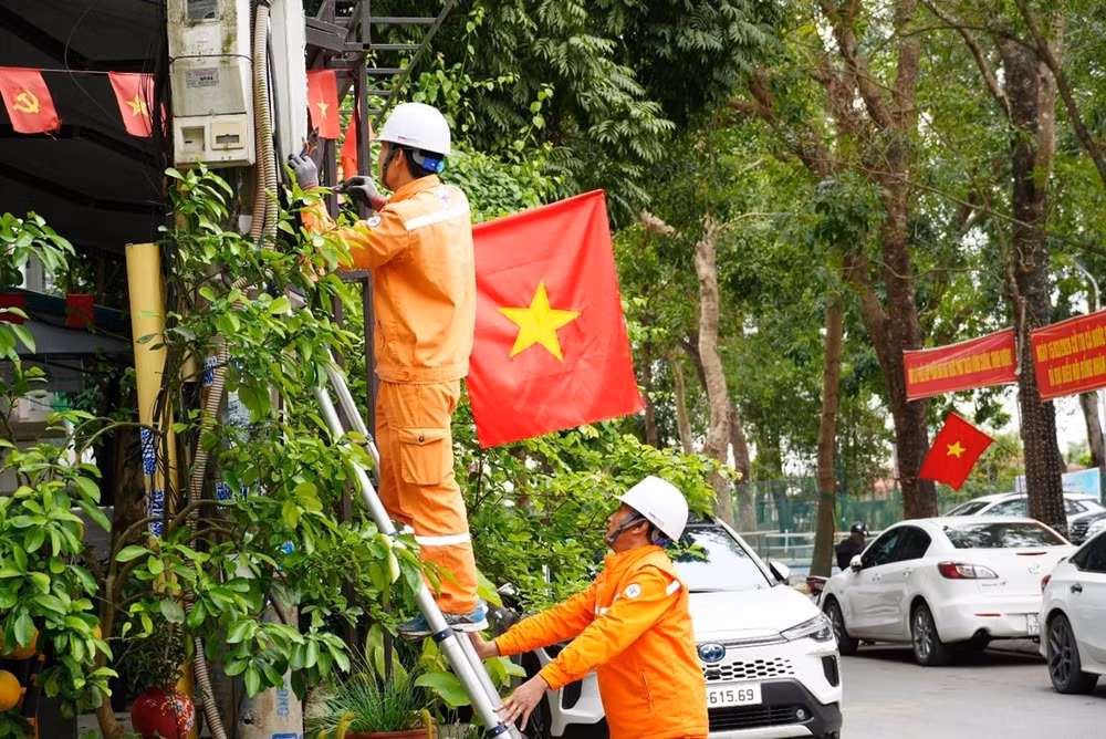 Các đơn vị bố trí lực lượng ứng trực đảm bảo cung cấp điện tại các điểm diễn ra bầu cử1