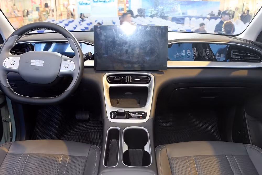 Thiết kế khoang lái của Geely EX2 2026 - Ảnh: Việt Hưng
