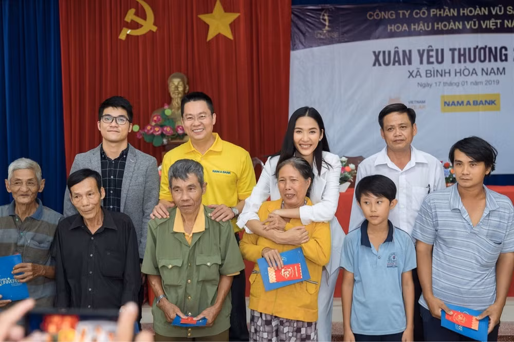 Đại diện Nam A Bank cùng Đại sứ môi trường Á hậu Hoàng Thùy sẻ chia yêu thương, động viên những gia đình có hoàn cảnh khó khăn tại xã Bình Hòa Nam, tỉnh Long An.