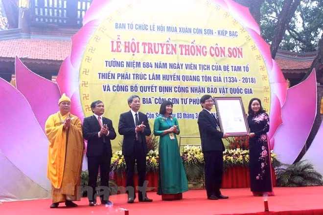 Đón nhận quyết định của Thủ tướng Chính phủ công nhận bia Côn Sơn Tư Phúc Tự Bi là Bảo vật Quốc gia tại Lễ hội mùa Xuân Côn Sơn - Kiếp Bạc năm 2018. (Ảnh: Mạnh Minh/Vietnam+)
