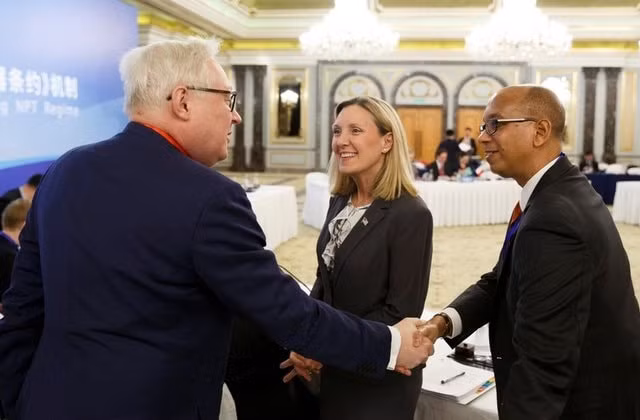 Thứ trưởng Ngoại giao Nga Sergei Ryabkov và Thứ trưởng Ngoại giao Mỹ phụ trách kiểm soát vũ khí và an ninh quốc tế Andrea Thompson. Ảnh: Reuters