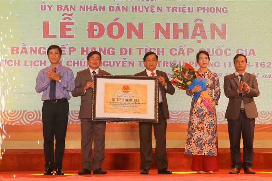 Trao bằng công nhận Di tích Quốc gia đối với di tích lịch sử các địa điểm liên quan đến Dinh Chúa Nguyễn (1558 - 1626). Ảnh TL