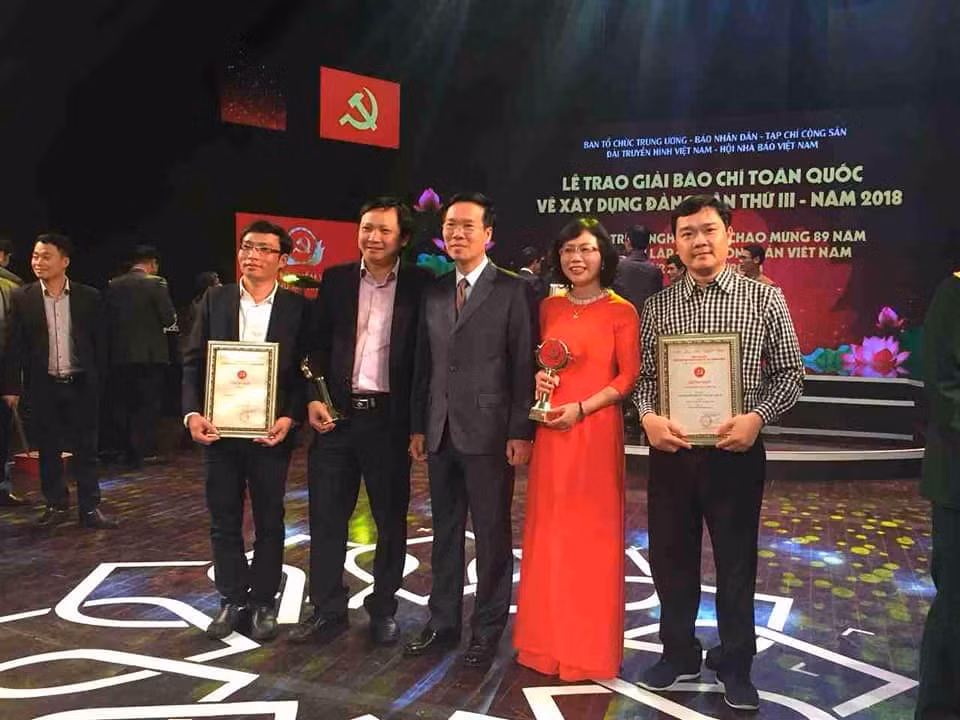 Nhóm tác giả, nhà báo ở Quảng Ngãi chụp lưu niệm với đồng chí Võ Văn Thưởng Trưởng Ban Tuyên giáo Trung ương (Ảnh: NVCC)