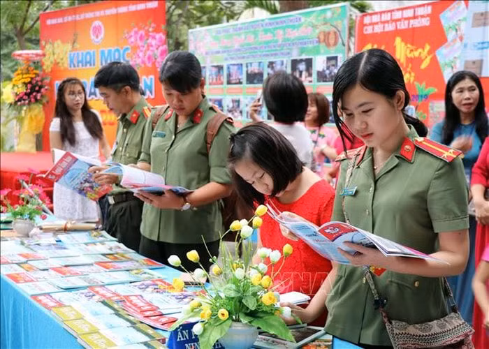 Tham quan trưng bày Hội báo Xuân tại Ninh Thuận. Ảnh: TTXVN