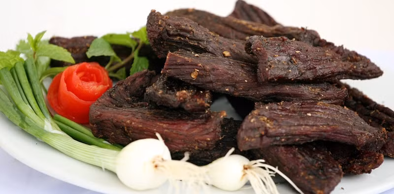 Thịt lợn lở mồm long móng, thịt lợn thối được hô biến thành đặc sản Trâu gác bếp. Ảnh minh họa.