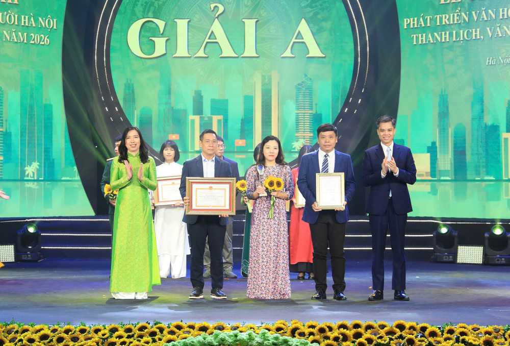 Ekip thực hiện Phim tài liệu “Hà Nội - Quản trị mới - Gần lòng dân” nhận Giải A tại Giải Báo chí về phát triển văn hóa và xây dựng người Hà Nội văn minh, thanh lịch lần thứ IX – năm 2026. Ảnh: NVCC 2aobor6x32yhk5fmptpbl8cz4vxsinpuj1xp4ysi.jpg