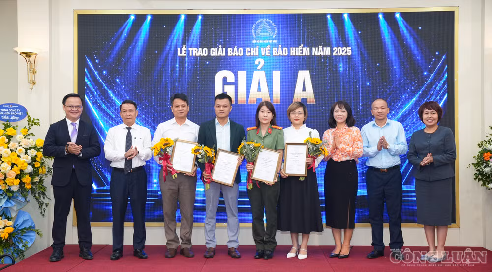 clo_br_lanh-a-ao-c-quan-cha-a-ao-va-quan-la-bc-cac-quan-la-giam-sat-bao-hia-m-trao-giai-cho-cac-tac-gia-a-at-giai-a.jpg