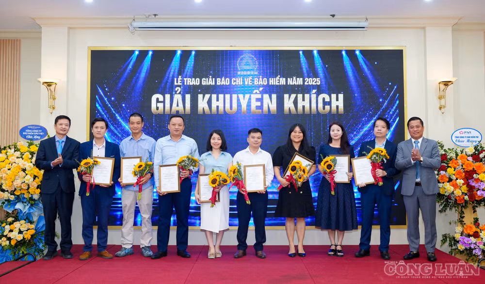 clo_br_lanh-a-ao-hia-p-ha-i-bao-hia-m-via-t-nam-trao-giai-cho-cac-tac-gia-a-at-giai-kk.jpg